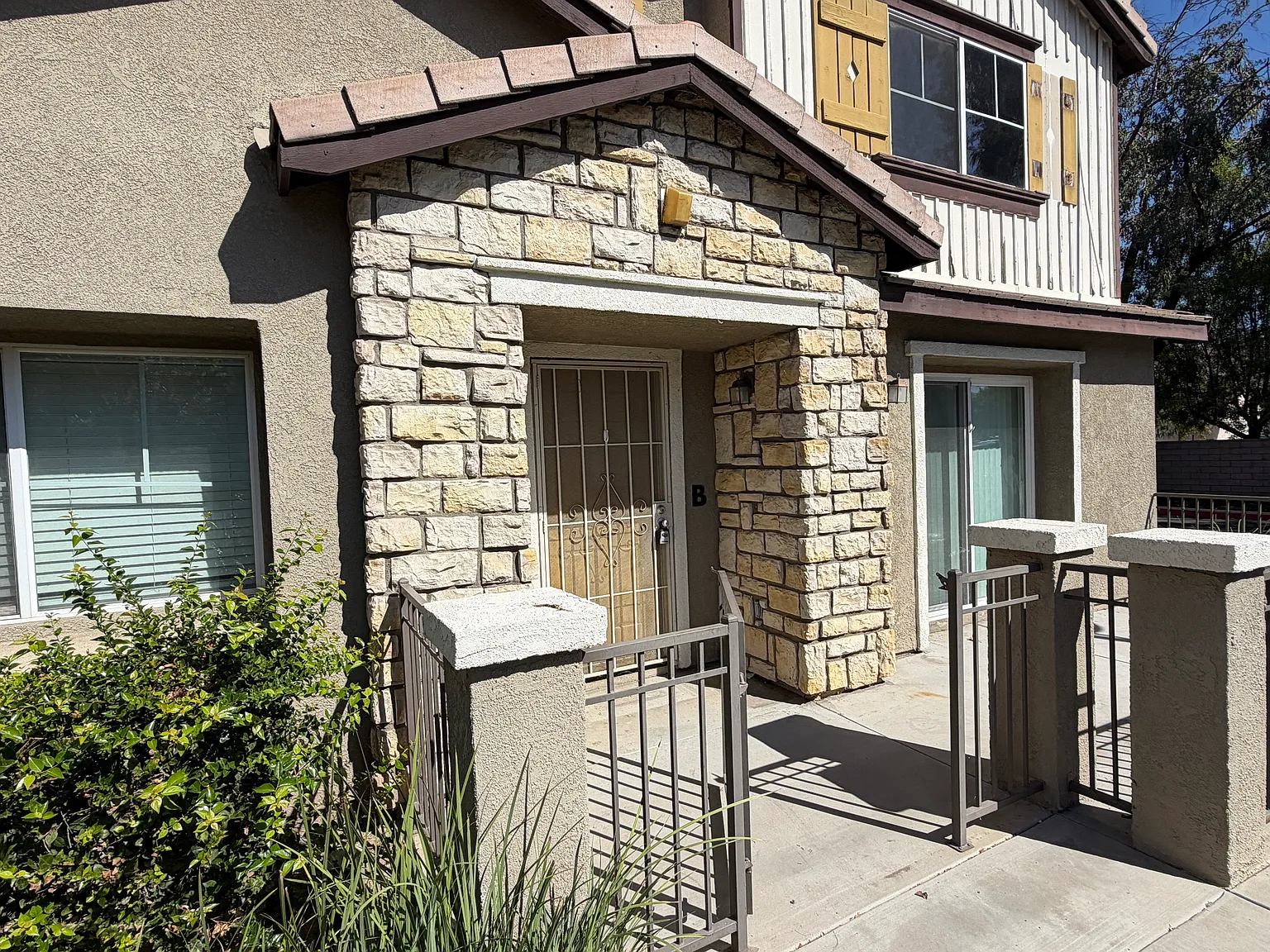 2 bed, 2.5 bath, 1440 sqft, $2,100 — Photo 2