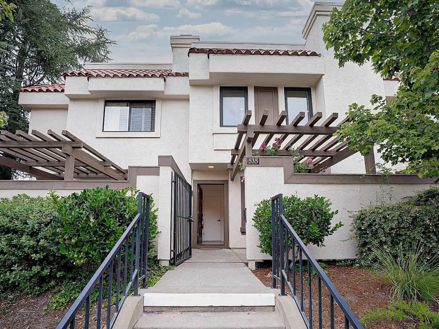 3 bed, 1357 sqft, $4,250 — Photo 1