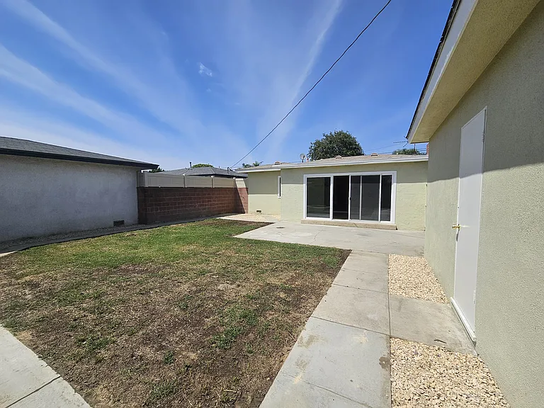 8552 Devenir Ave — Photo 3