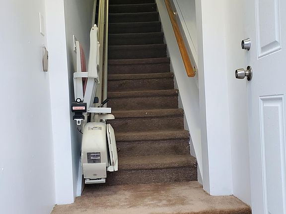 Entrance and staircase to apartment