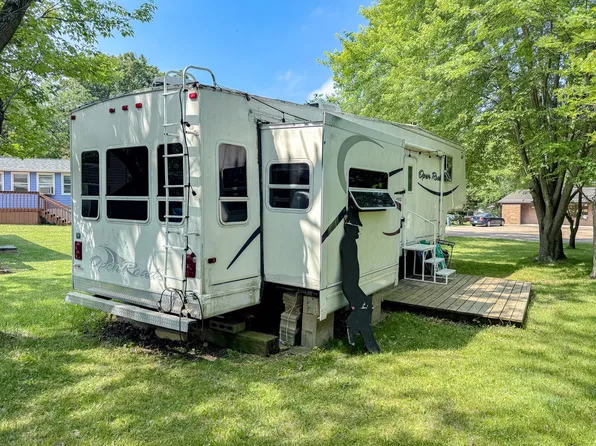 11/219 Woodhaven Dr E, Sublette, IL 61367