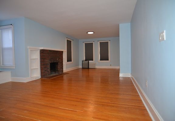 Living area. Unfortunately the fire place cannot be used. Newly painted.