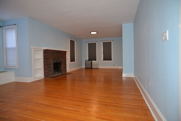 Living area. Unfortunately the fire place cannot be used. Newly painted.