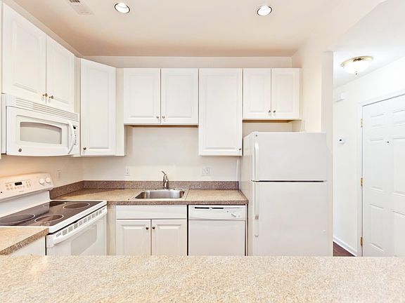 extended length cabinets, plenty of counterspace, d/w, disposal, microwave
