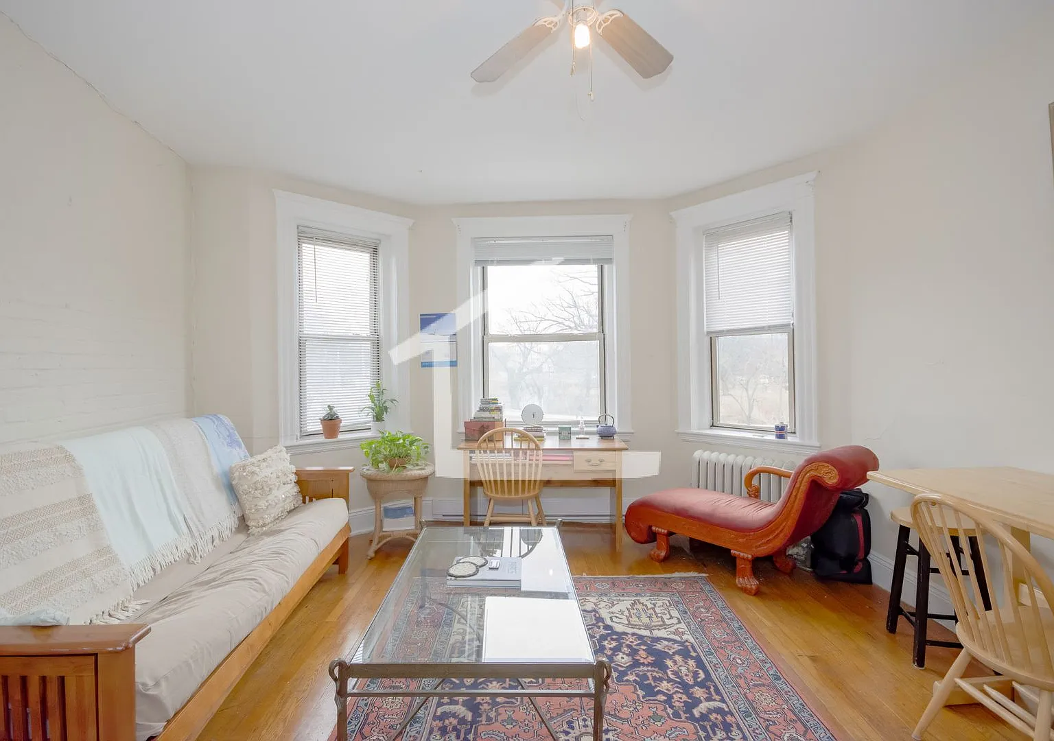 No Brokers Fee. Central Fenway Location, Hot Water Included, Laundry on a Site — Photo 1
