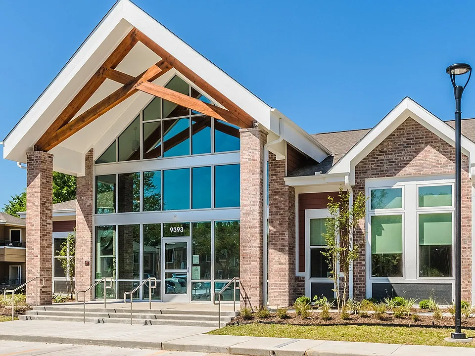 Lakecrest Village