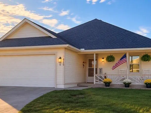 516 S Saturn Dr, Raymore, MO 64083
