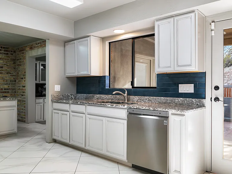 1101 W Roller Coaster Rd — Photo 24