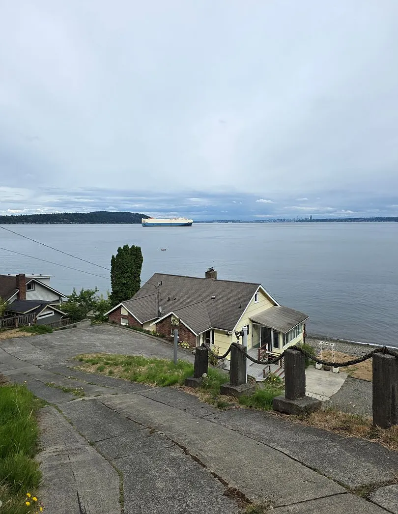 Classic Style Beach House Available for Rent in Port Orchard - 2 Bed / 2 Bath, Beachfront! — Photo 2