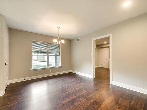 3rd image of 2704 Creston Ave