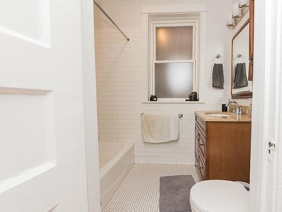 3rd image of 3817 N Lakewood Ave #316