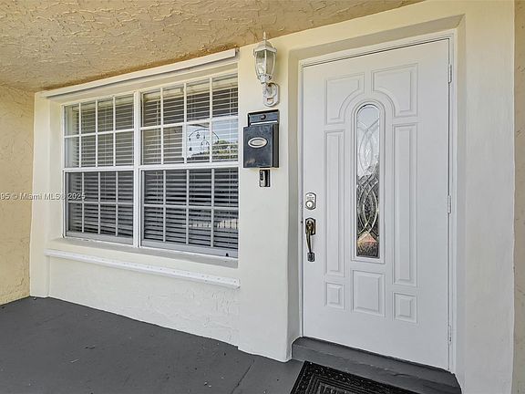 3rd image of 880 SW 64th Ter