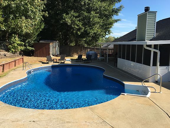 Large pool with NEW liner 