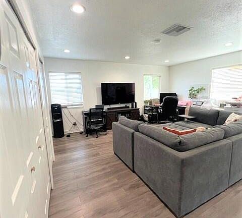 4th image of 3309 E Avenue H2