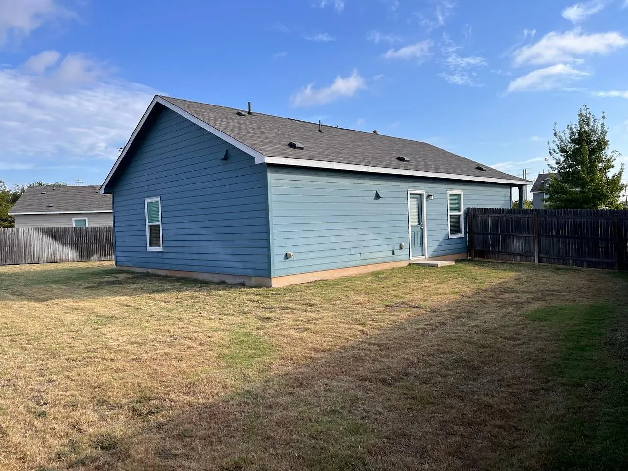 3 bed, 2.0 bath, 1266 sqft, $2,119 — Photo 2