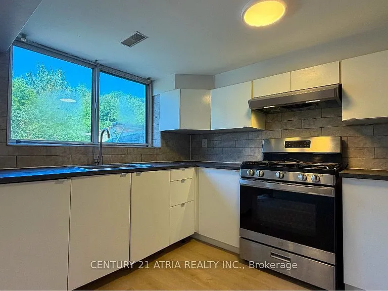 65 Newlin Cres #REAR GROUND FLR — Photo 8