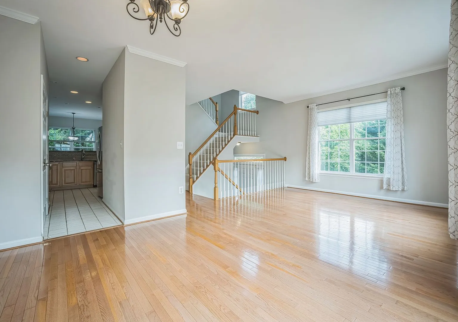 Spacious 4-Bedroom Townhome in Prime Alexandria Location — Photo 2