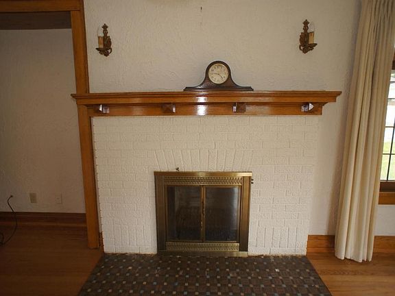 Brick Fire Place w/oak mantel