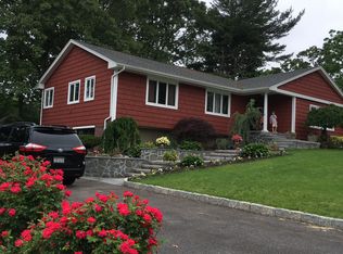 17 High Ridge Rd, Plainview, NY 11803