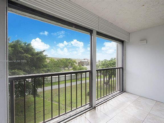 3rd image of 9180 Fontainebleau Blvd APT 306