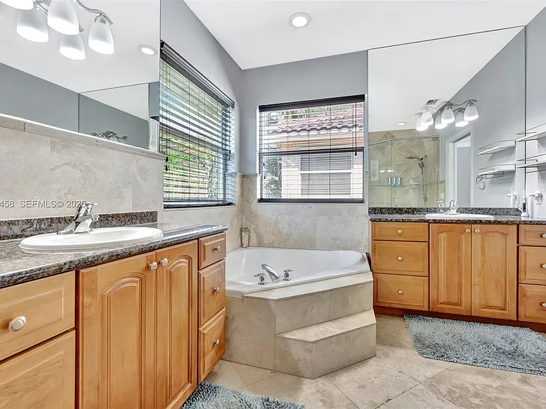 853 SW 11th Ct — Photo 29