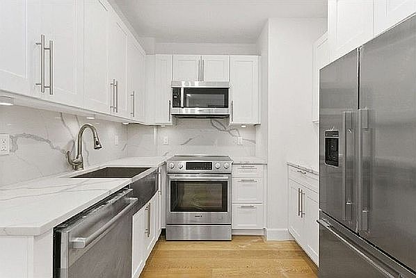 1st image of 160 E 48th St APT 9R