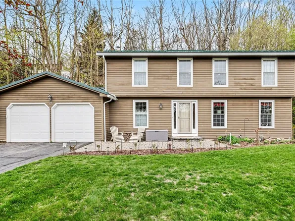 25 Chipping Rdg, Fairport, NY 14450
