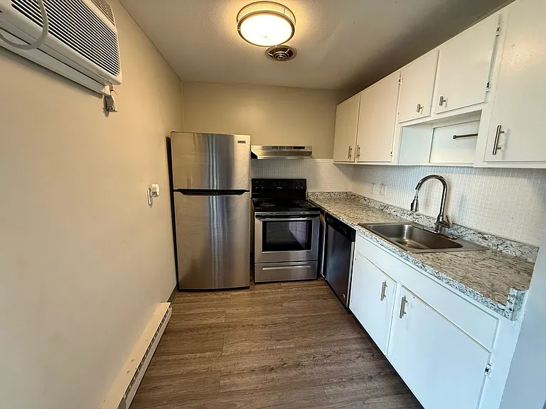 Courtview Square Apartments — Photo 2