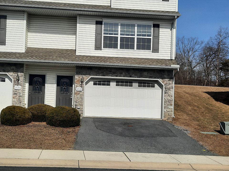 1st image of 2433 Newtown Dr