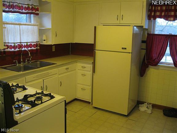 3rd image of 574 Miller St