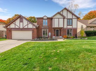 281 Rose Brier Dr, Rochester Hills, MI 48309