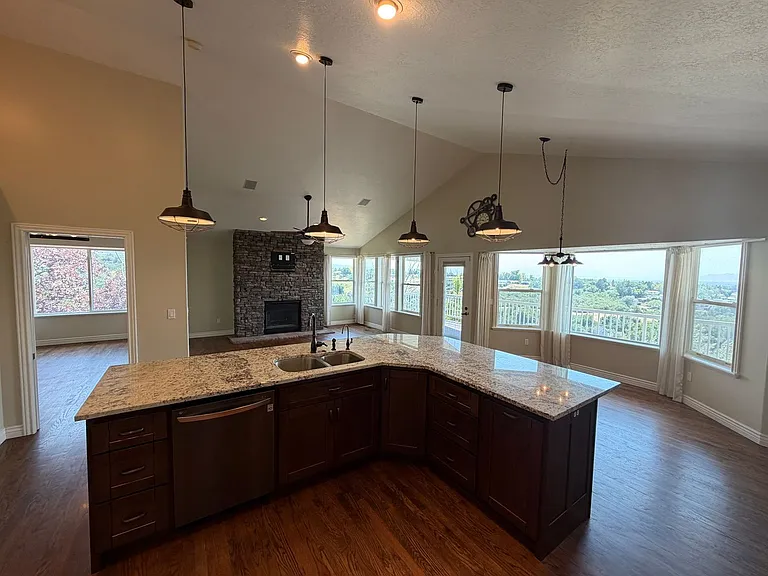 1835 N Beechwood Dr — Photo 8