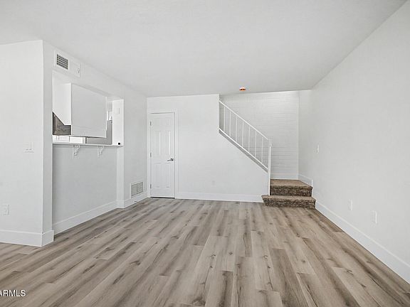 3rd image of 4017 W READE Avenue