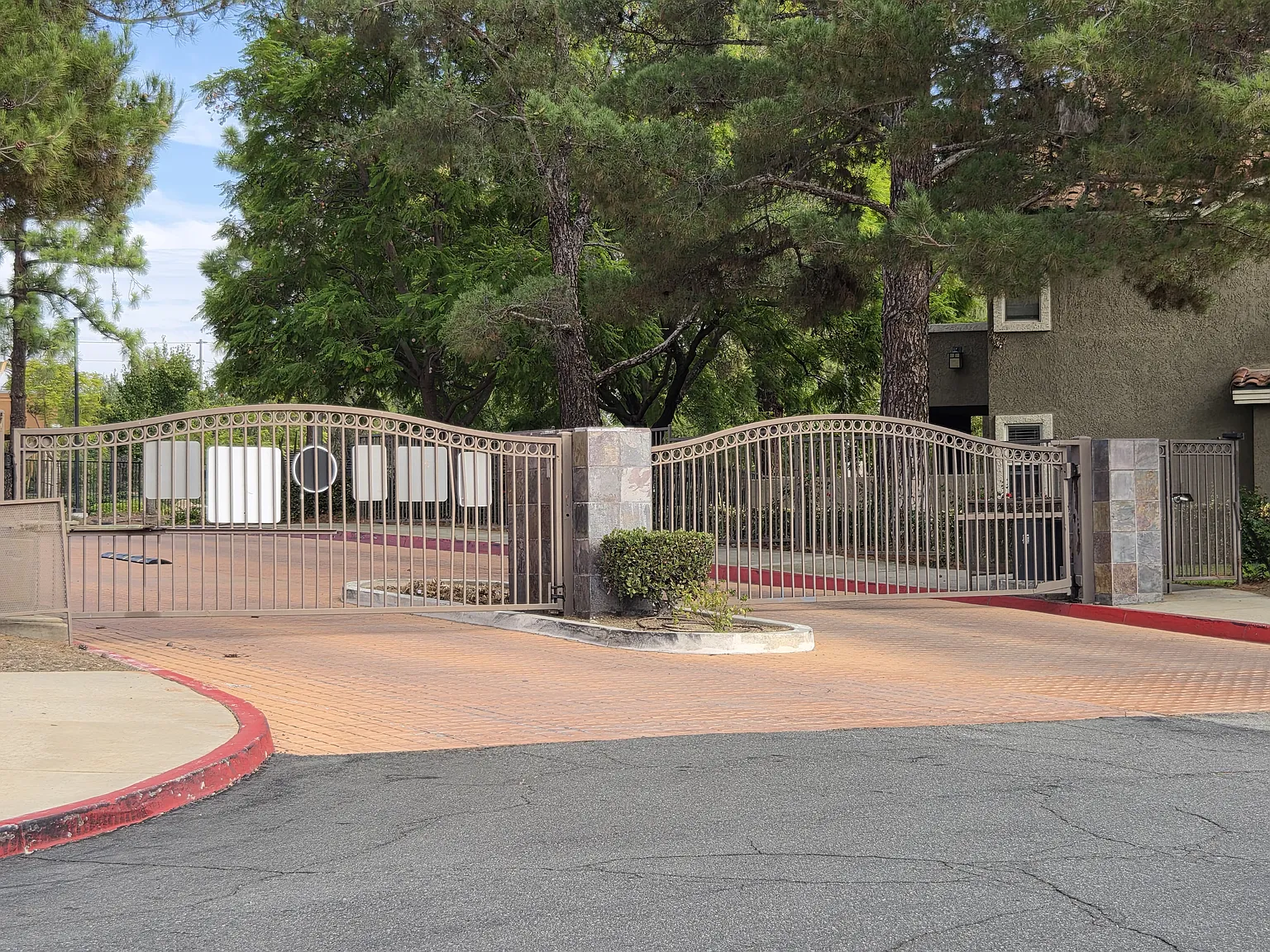 2 bed, 1068 sqft, $2,300 — Photo 1