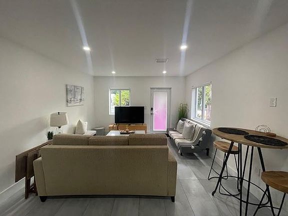 4th image of 319 SW 12th Court