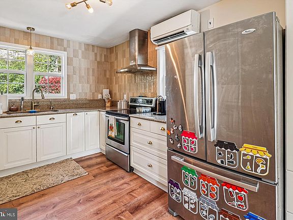 5th image of 832 Clifton Ave