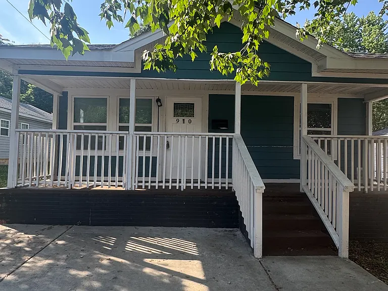 910 Cantwell St — Photo 2