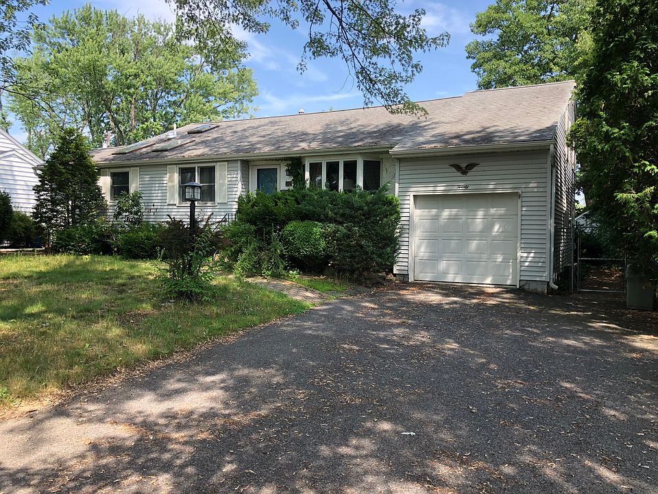 Front view, single garage.