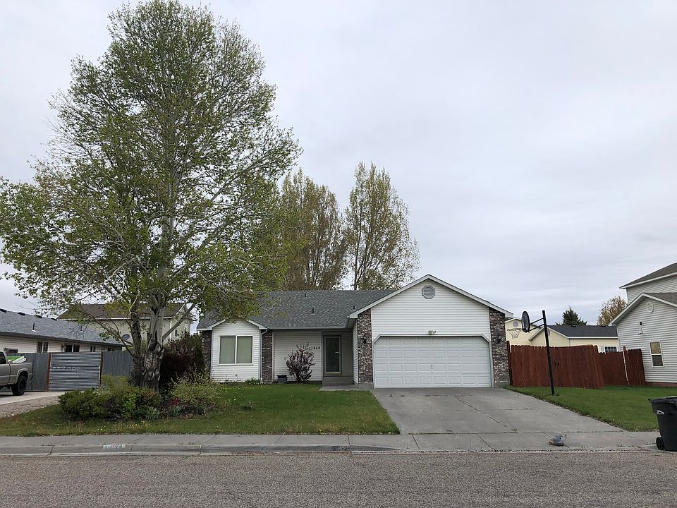 street view, gate to RV parking on right of house