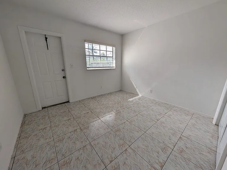 208 NW 43rd Ct — Photo 9