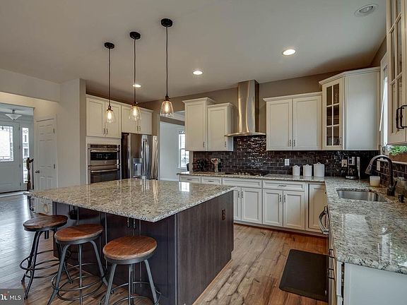3rd image of 8281 Lucy Ave