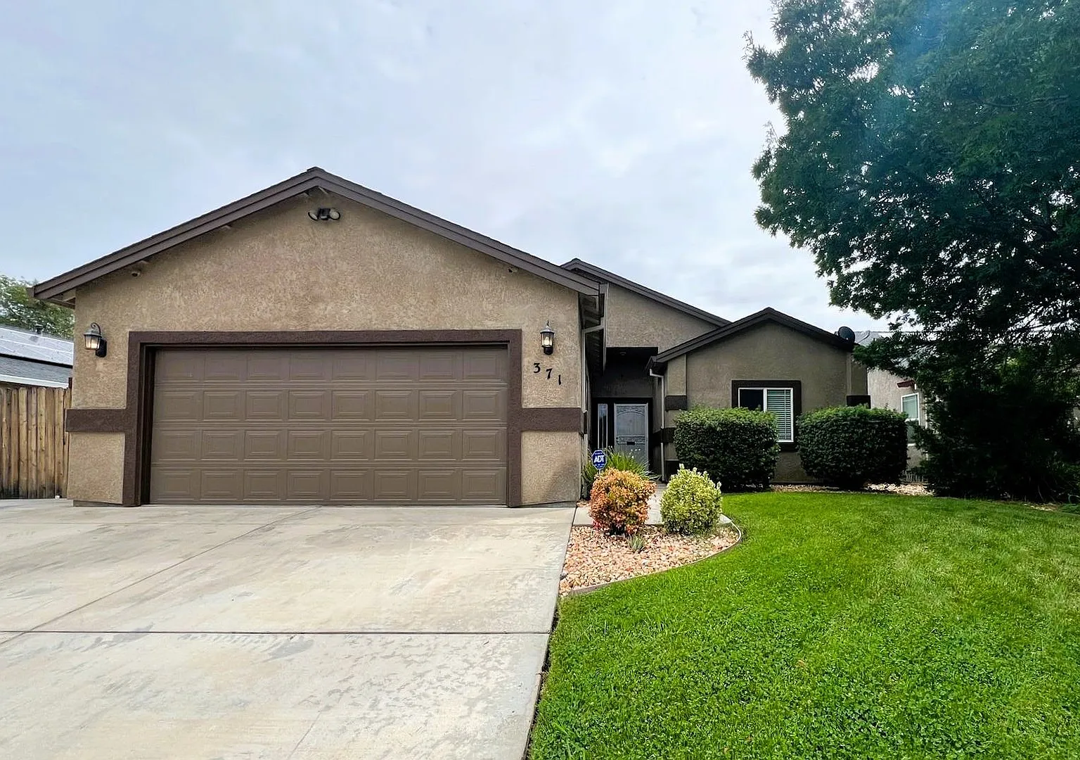 Beautiful 3 bedroom 2 bath home in Red Bluff near Schools & Shopping — Photo 1
