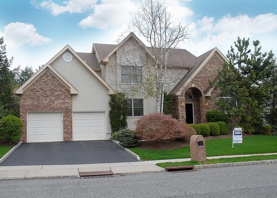 Brick Face, Great Curb Appeal!