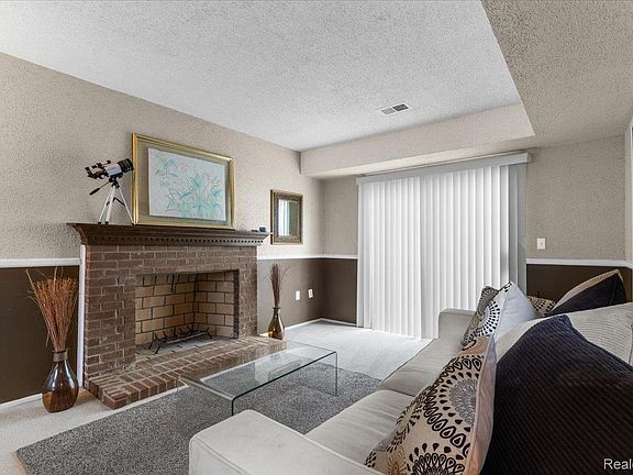 4th image of 2968 Roundtree Dr