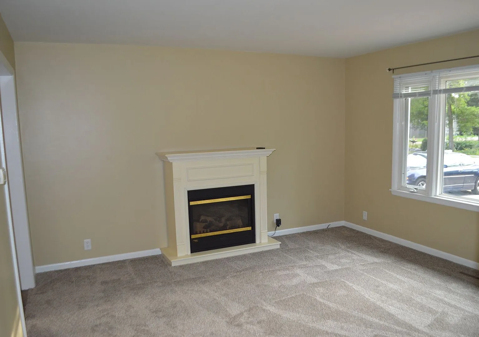 For Rent: 3 Bedroom House With 1 Car Garage — Photo 2