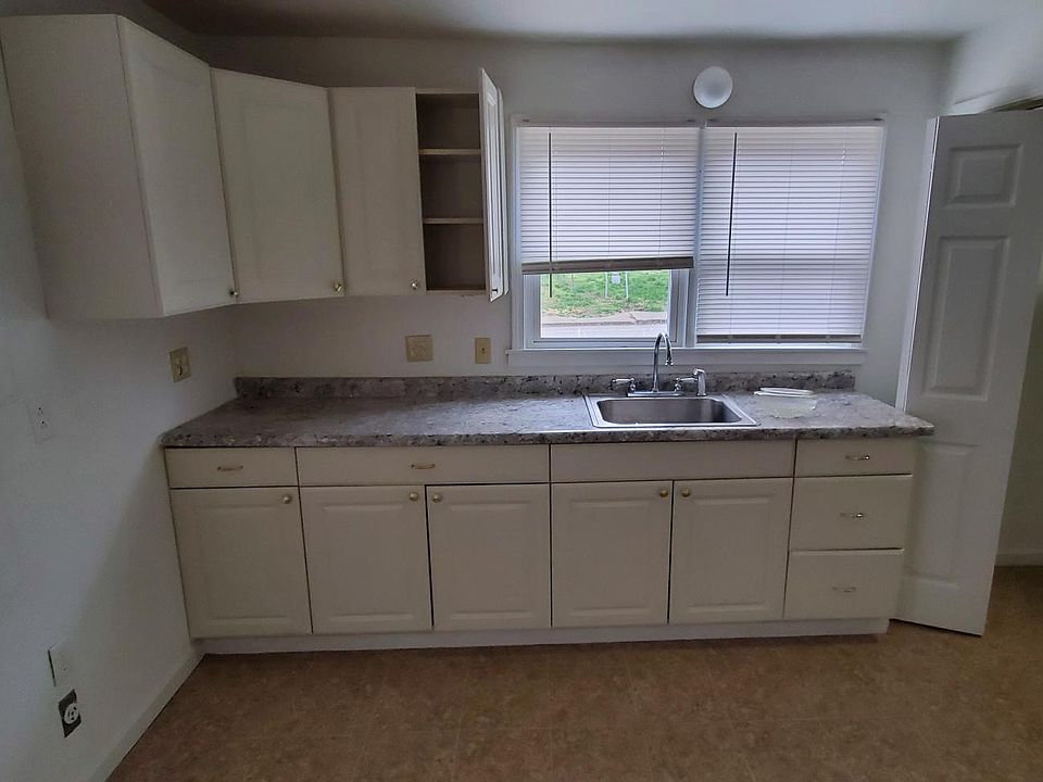 2nd image of 638 E Division St