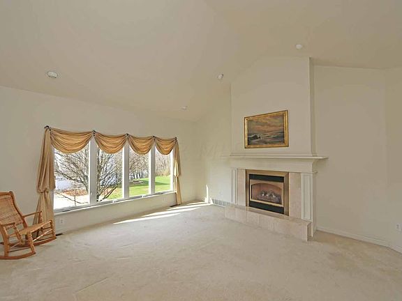 2nd image of 1444 Laurel Ct