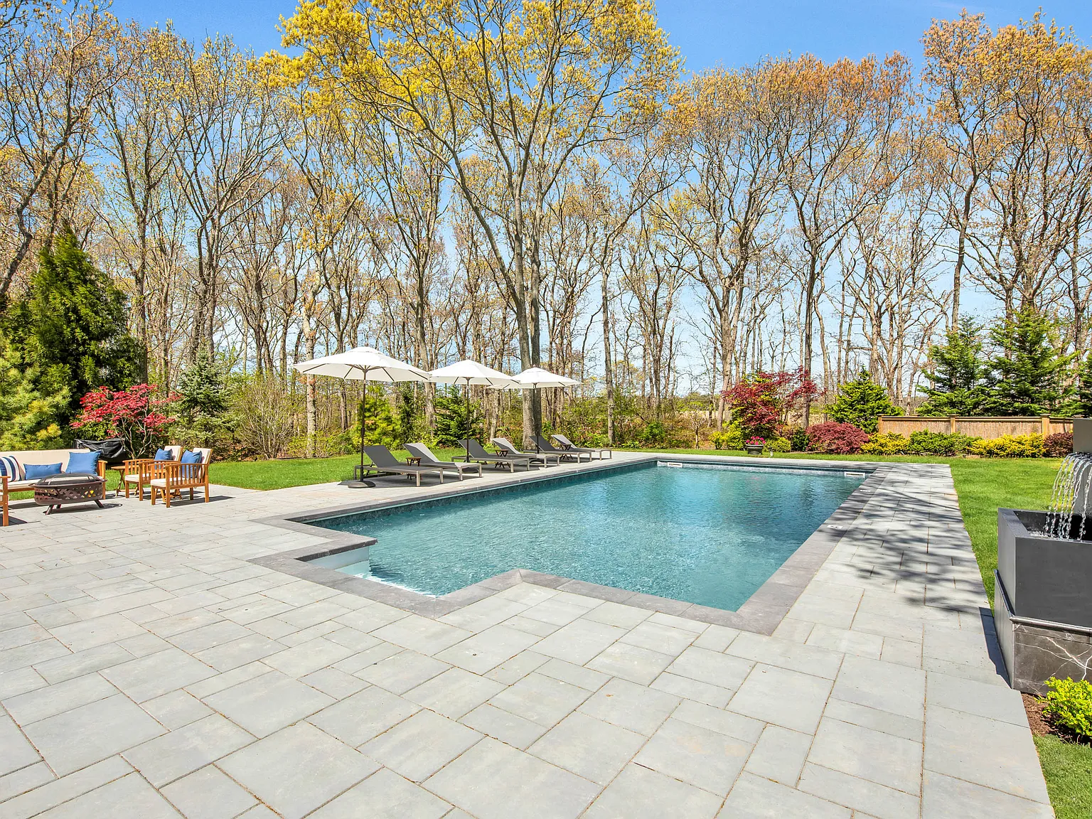 East Hampton retreat with amazing outdoor space, heated pool — Photo 3