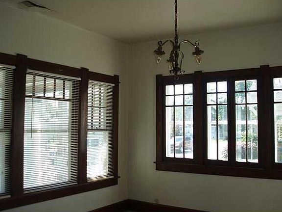 3rd image of 1014 W 8th St #Townhouse