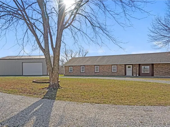 21505 219th St, Tonganoxie, KS 66086